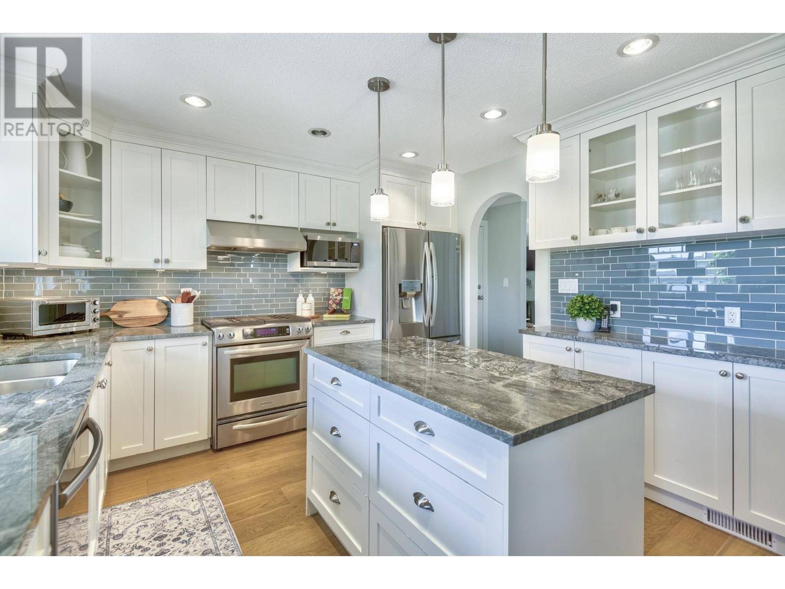 Coquitlam, BC V3K2S8,2283 KUGLER AVENUE