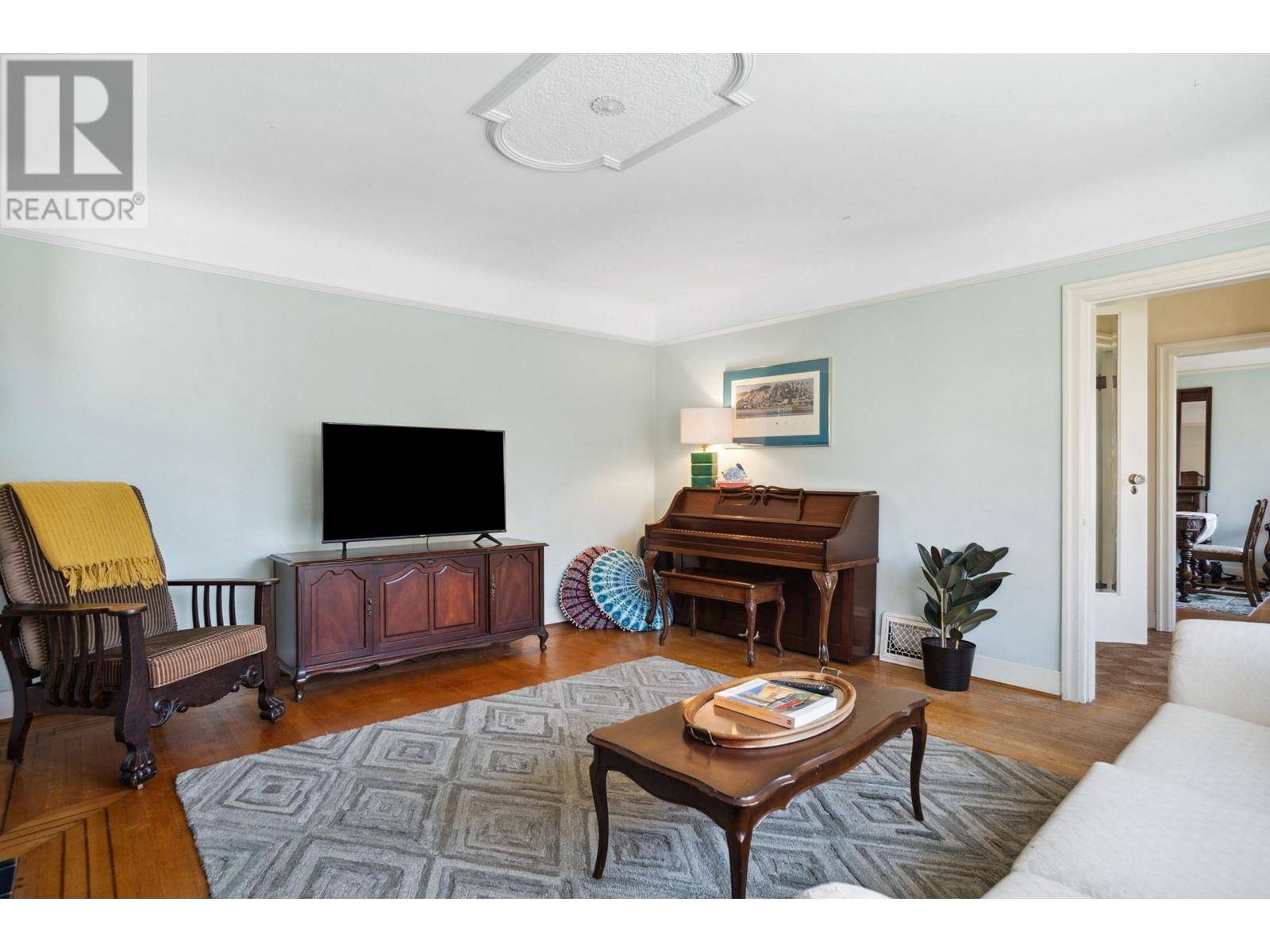 Vancouver, BC V6N1X2,5962 DUNBAR STREET
