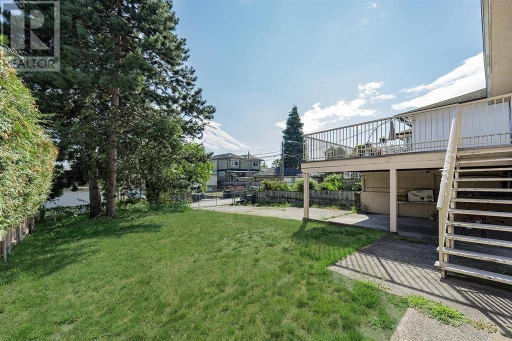 Vancouver, BC V6P2K9,564 64TH STREET
