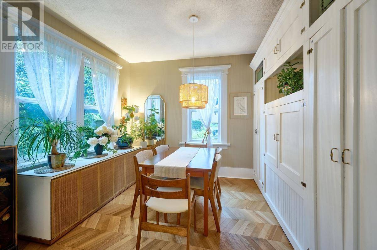 North Vancouver, BC V7M2B4,221 W 23RD STREET