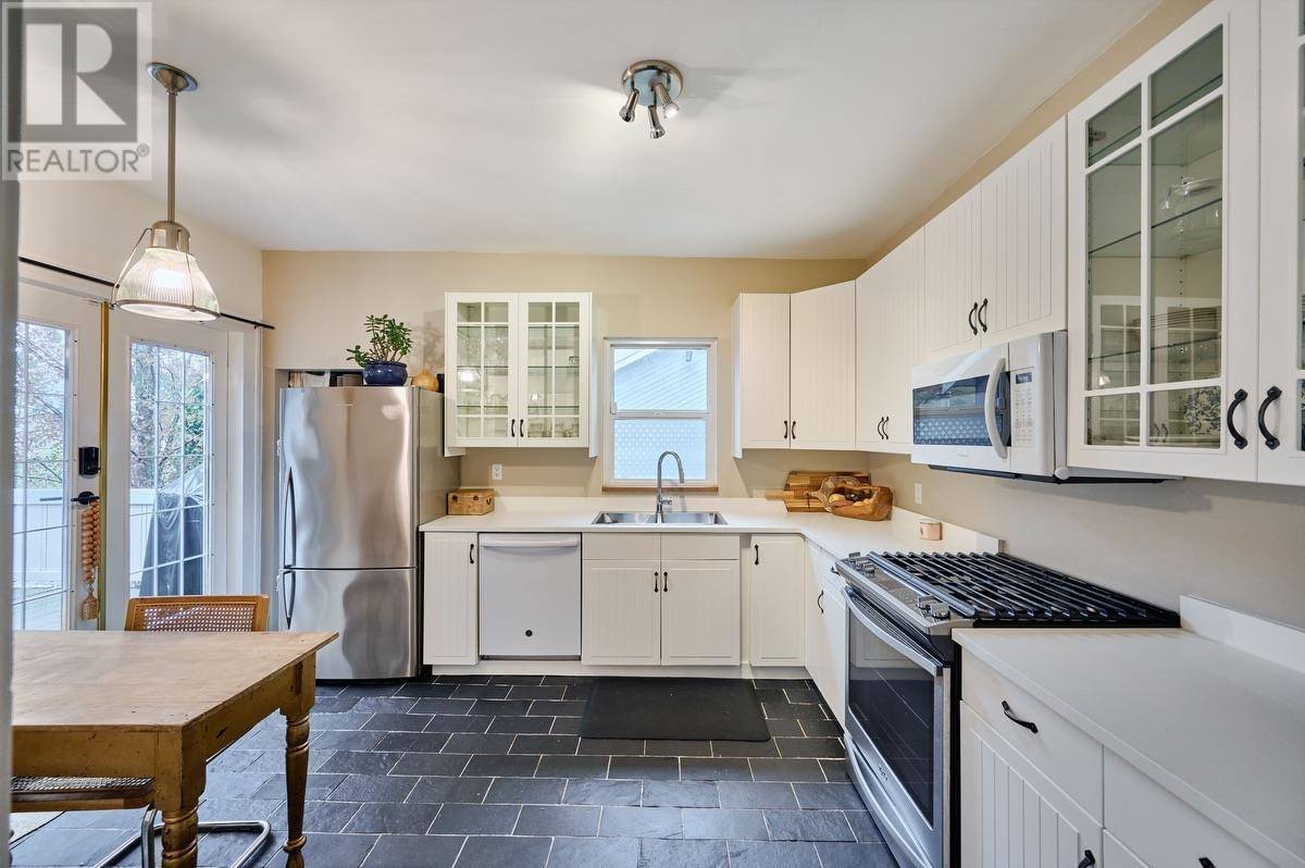 North Vancouver, BC V7M2B4,221 W 23RD STREET