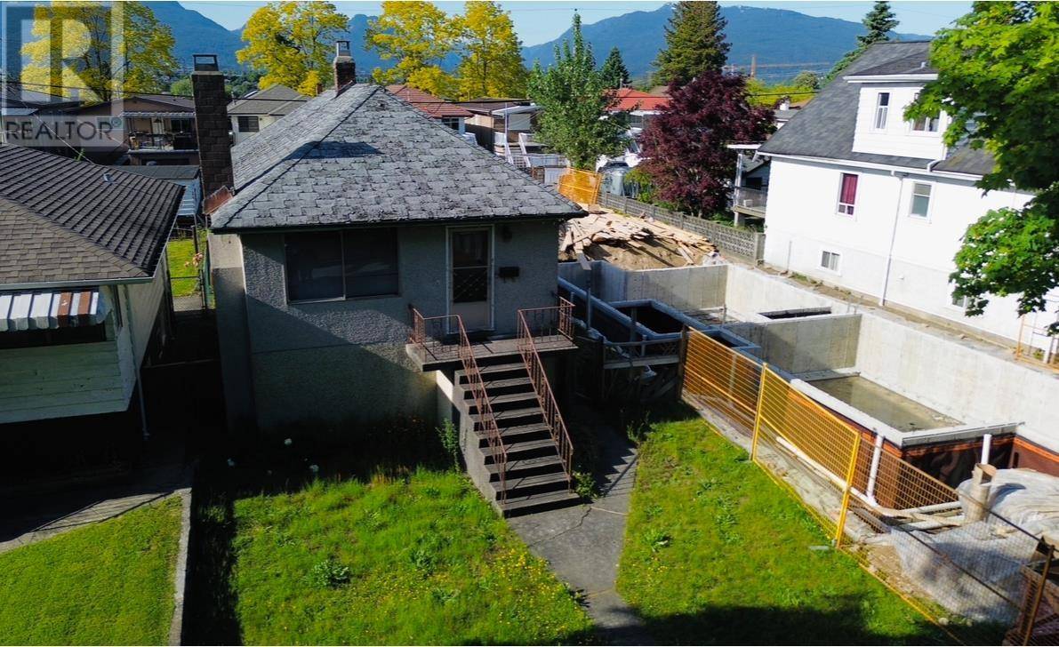 Vancouver, BC V5K3H1,2735 GRANT STREET