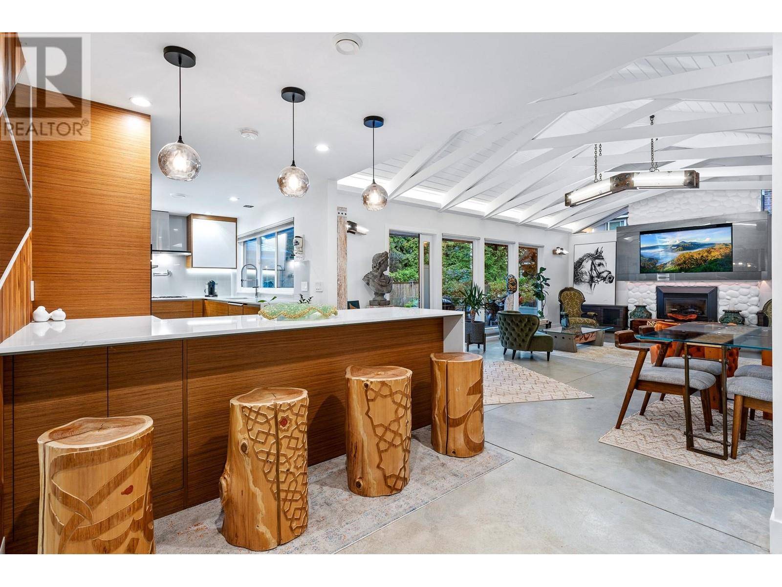 North Vancouver, BC V7P2L1,2420 EDGEMONT BOULEVARD
