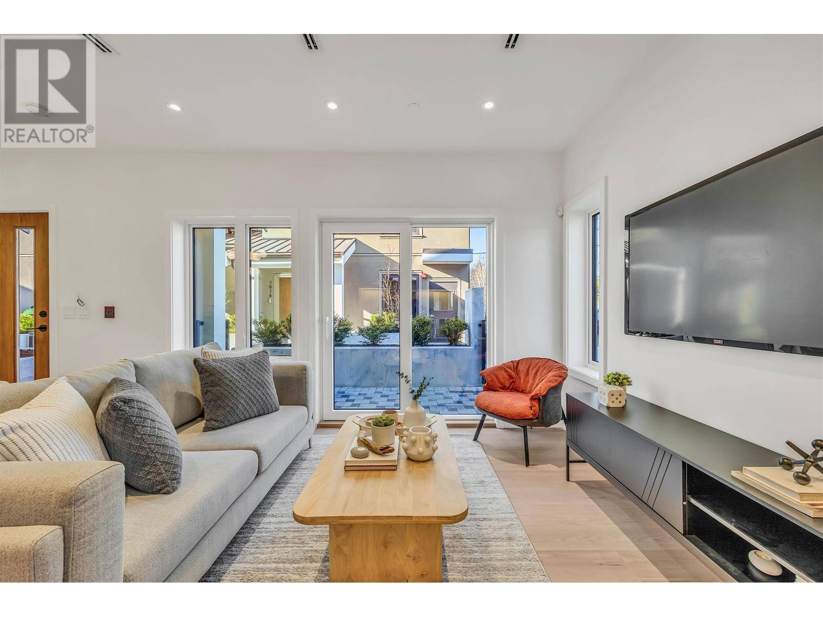 Vancouver, BC V6P1H5,6815 OAK STREET