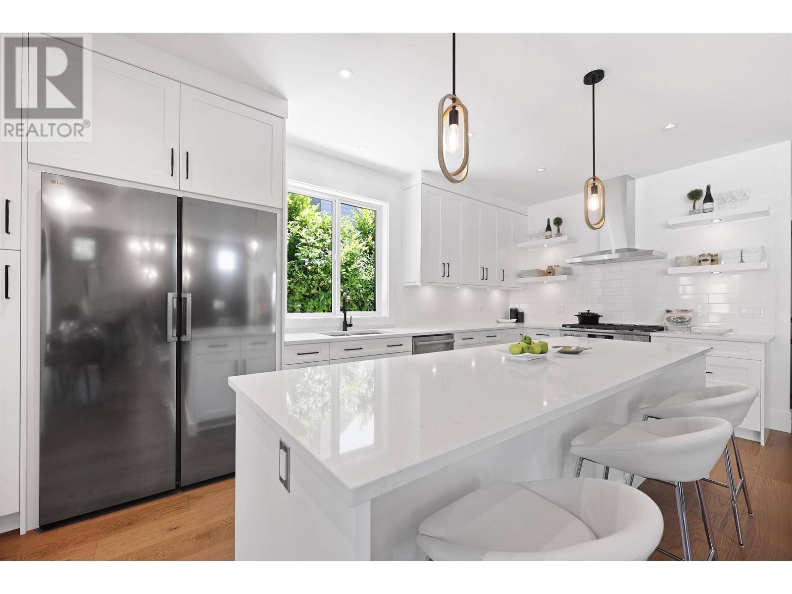 North Vancouver, BC V7M2C6,338 W 24TH STREET