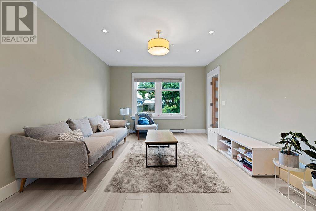 Vancouver, BC V5V2M7,374 E 28TH AVENUE