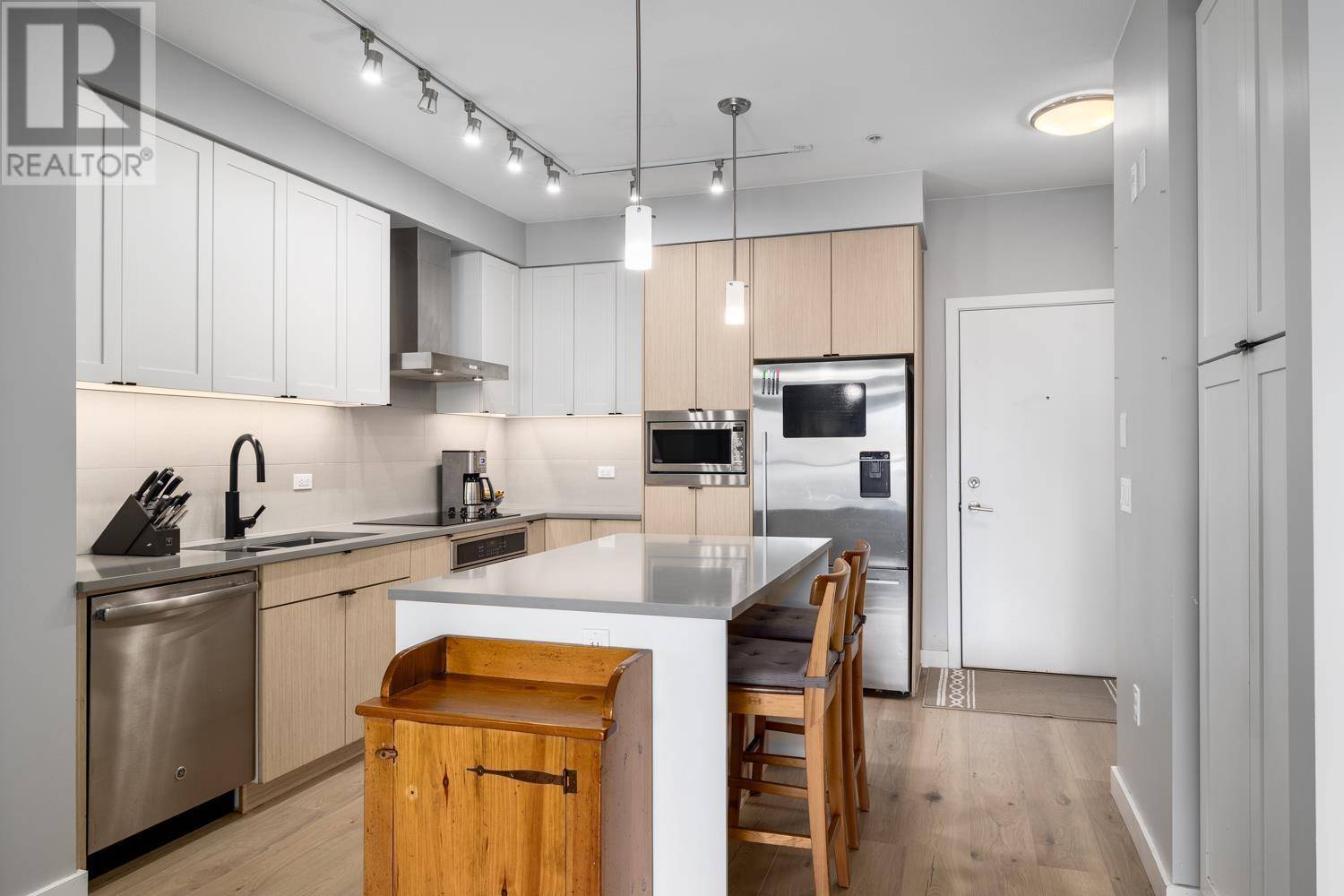 North Vancouver, BC V7K0A3,3205 MOUNTAIN HWY #207