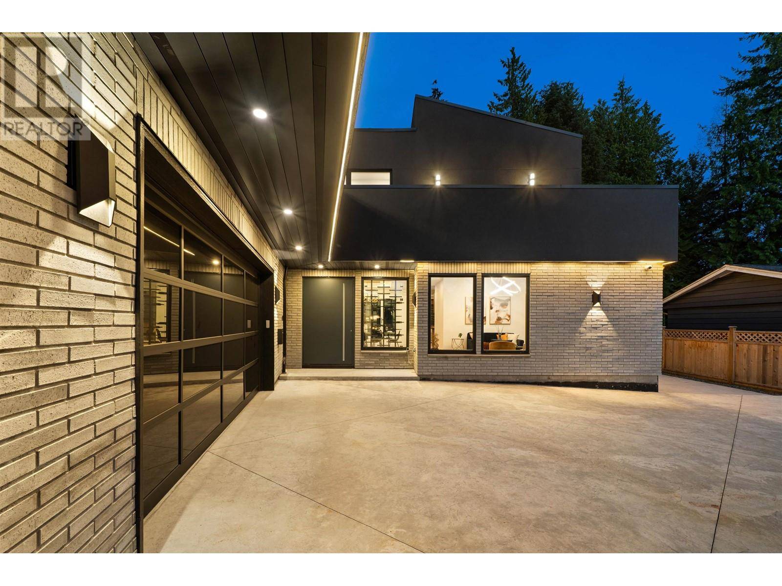 Coquitlam, BC V3J3K7,687 POPLAR STREET