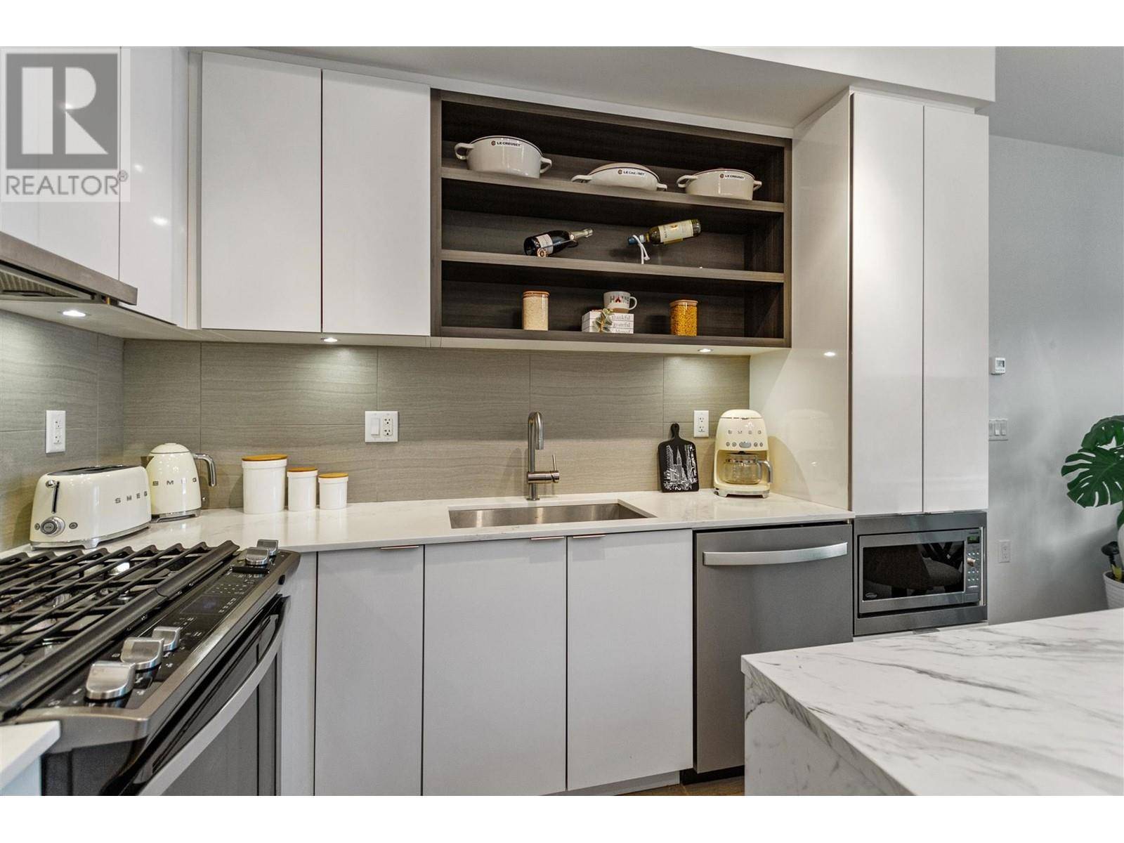 North Vancouver, BC V7M0G2,725 MARINE DR #519