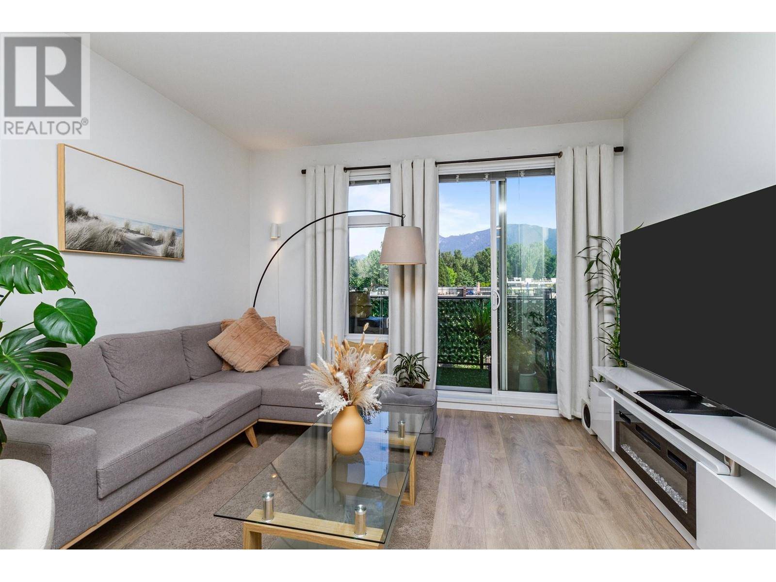 North Vancouver, BC V7M0G2,725 MARINE DR #519