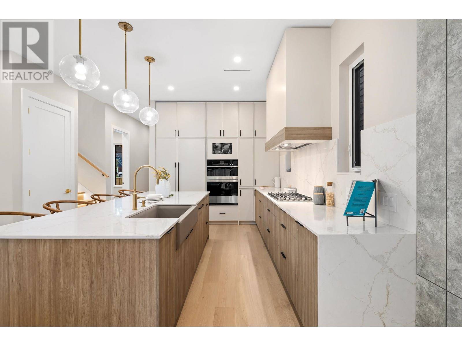 North Vancouver, BC V7R2K3,1035 CANYON BOULEVARD