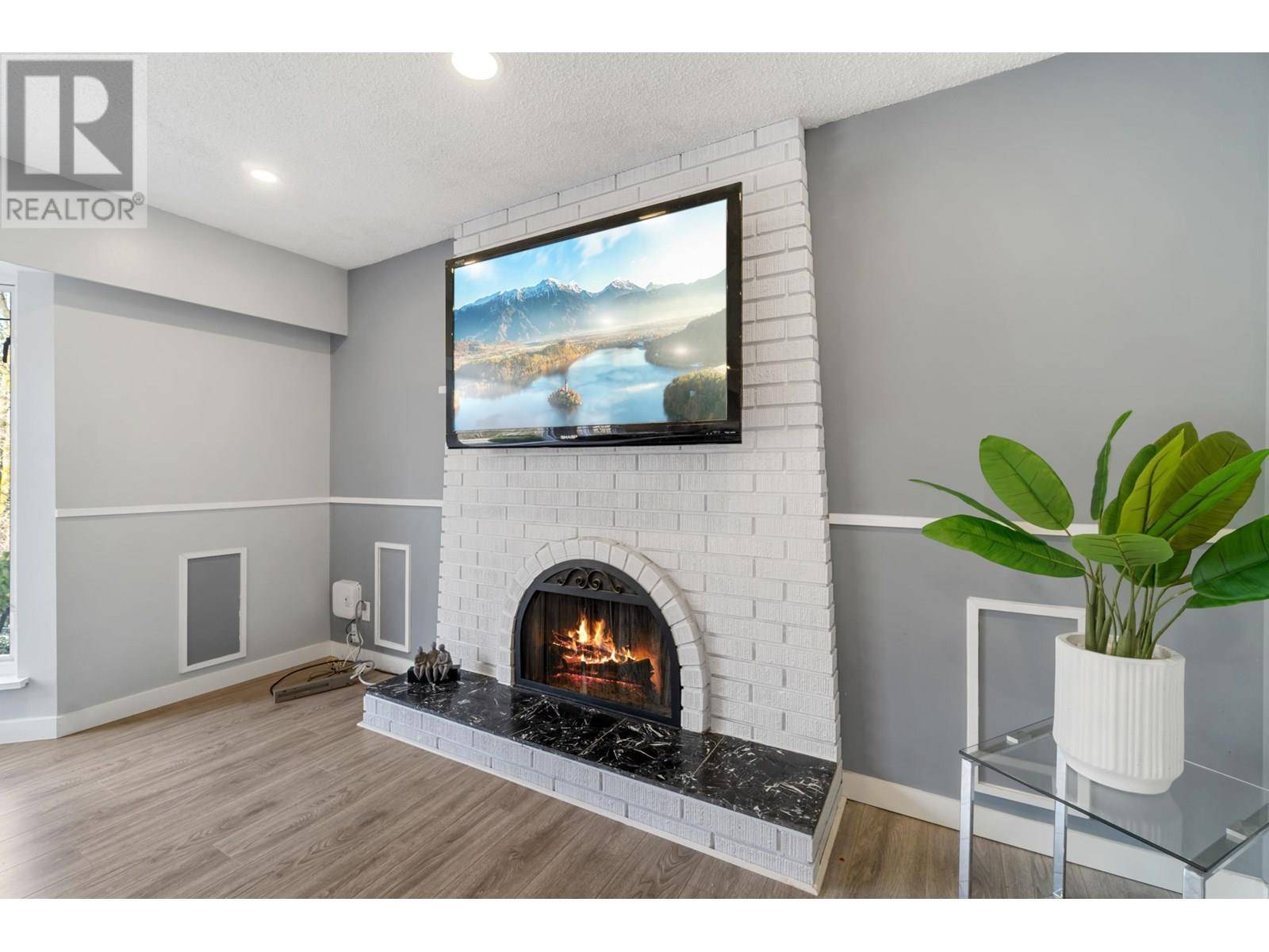 Burnaby, BC V3N4E8,9152 KLENNER DRIVE