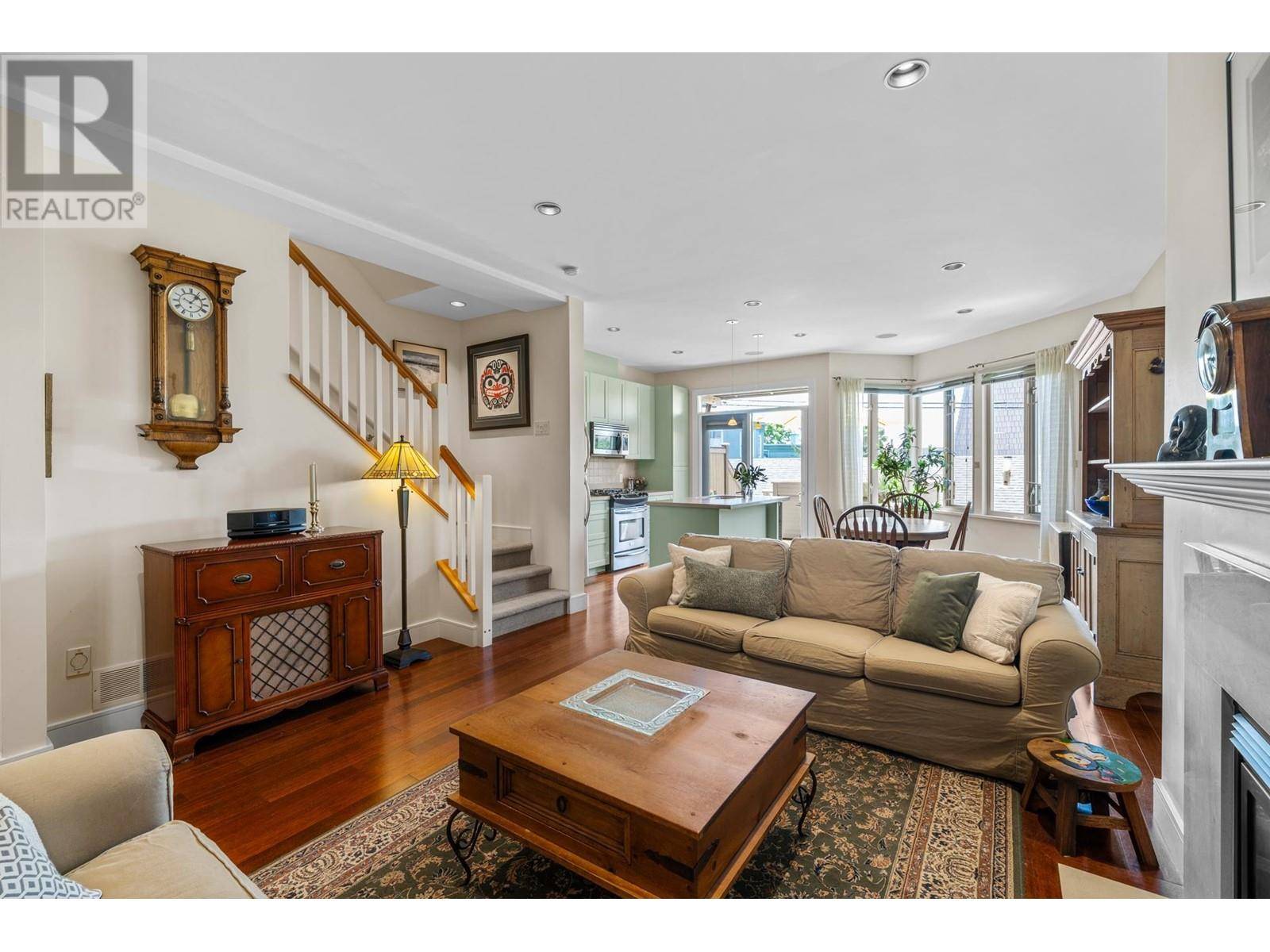 North Vancouver, BC V7M1J9,263 W 5TH STREET