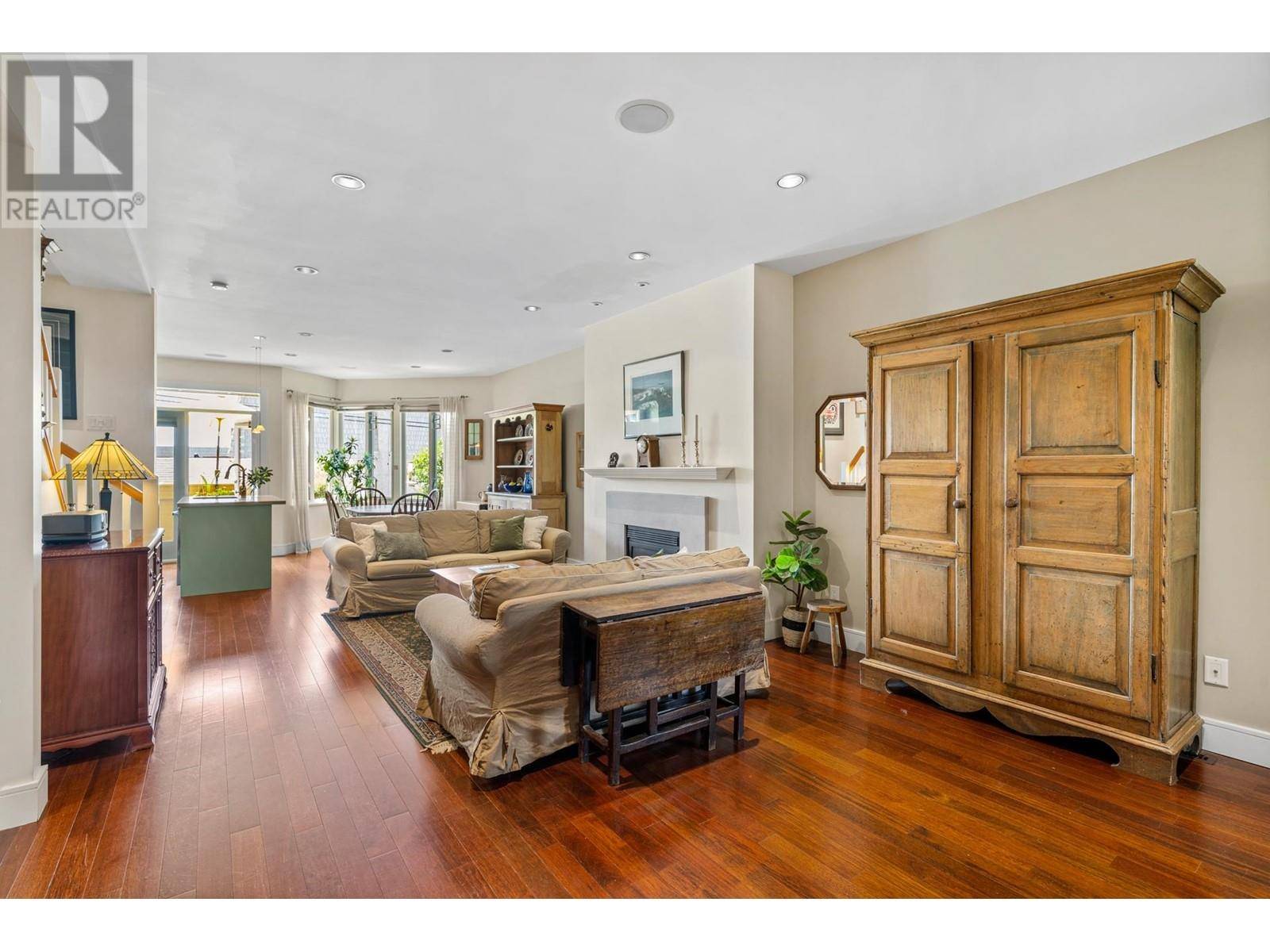 North Vancouver, BC V7M1J9,263 W 5TH STREET
