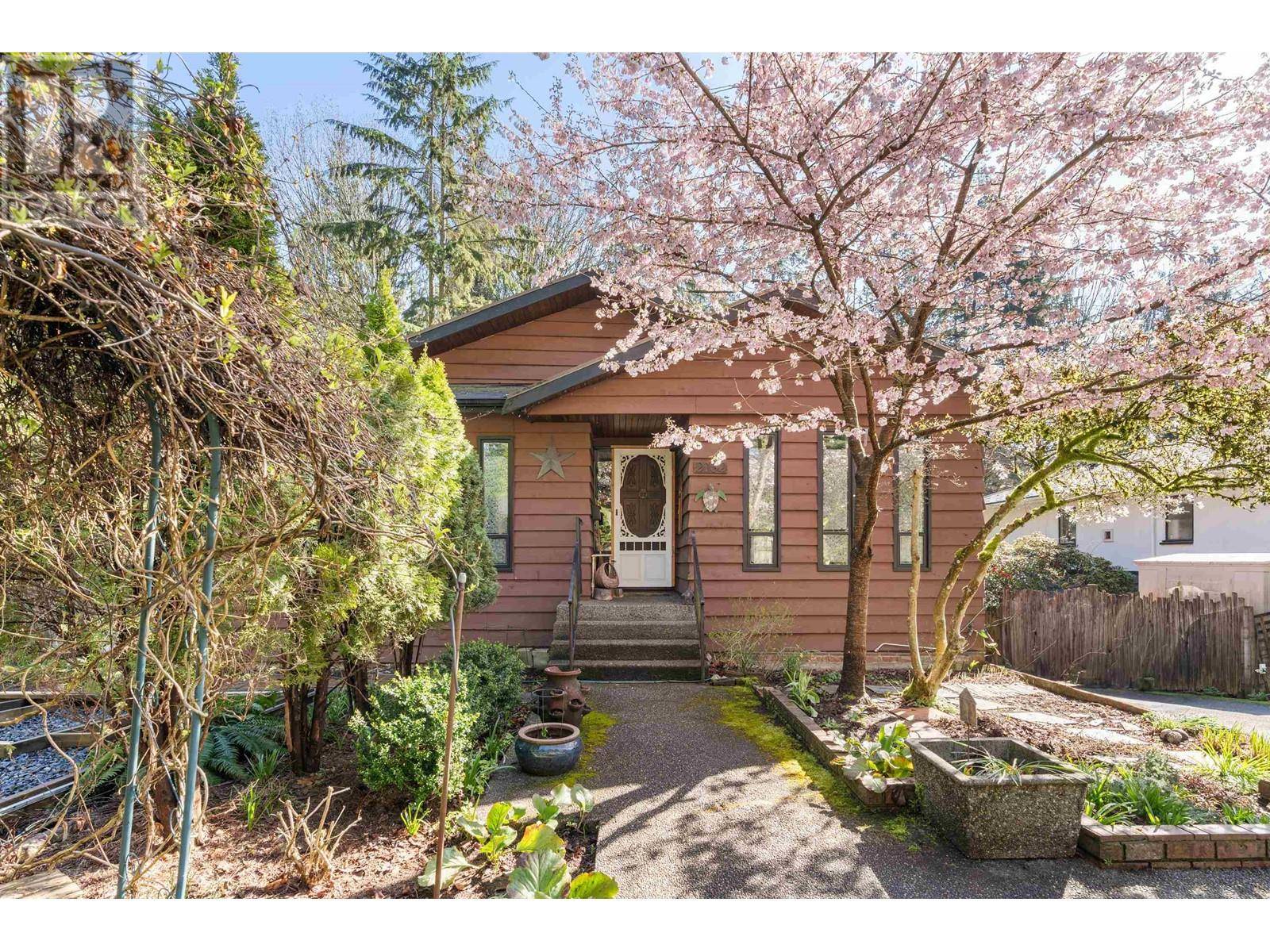 North Vancouver, BC V7P2M7,2152 MACKAY AVENUE
