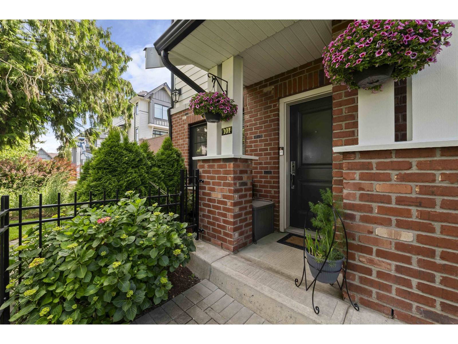 Surrey, BC V3Z0P4,16528 24A #101