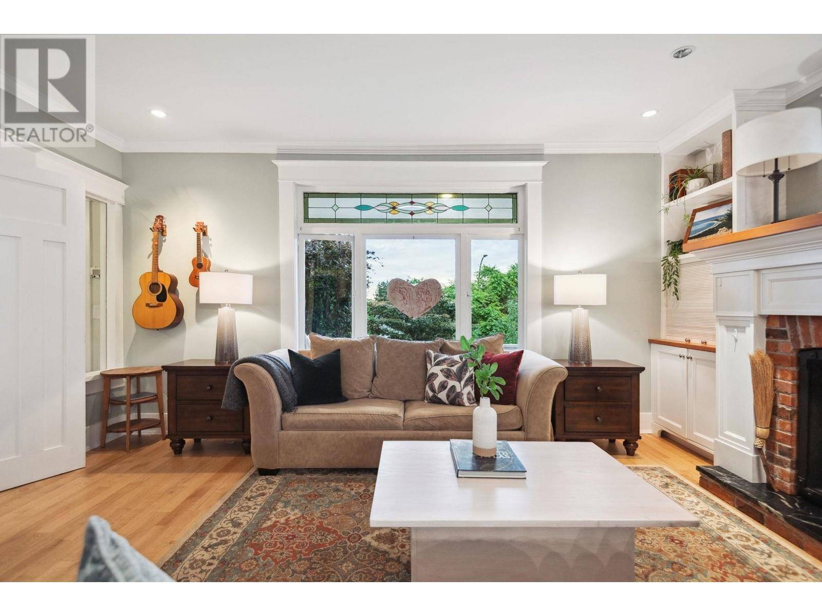 North Vancouver, BC V7L1L9,346 E 5TH STREET