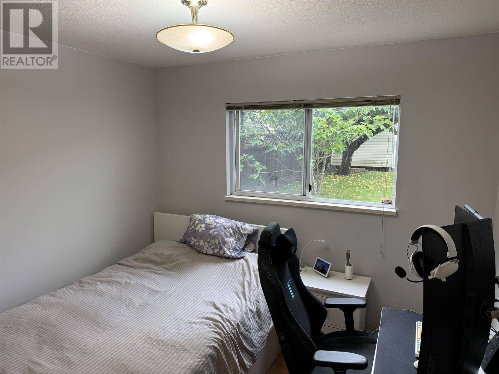 Burnaby, BC V5B2N4,5031 HALIFAX STREET