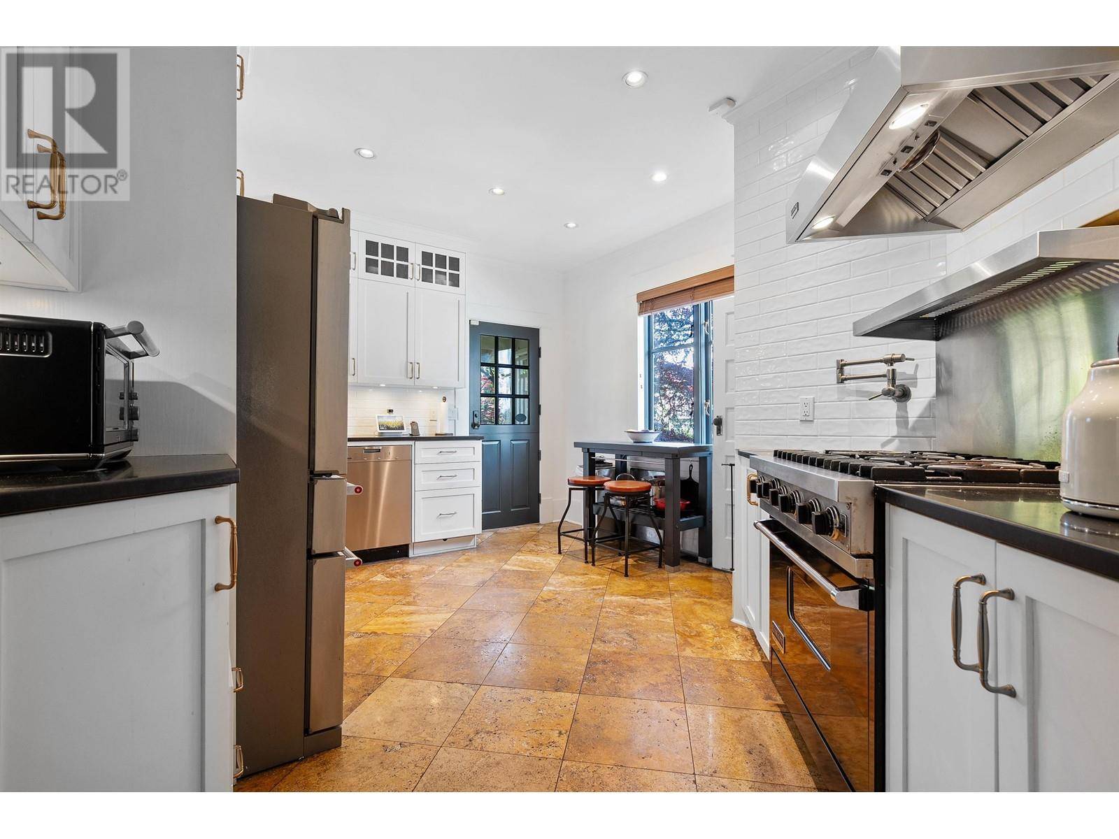 Vancouver, BC V6P2J7,1105 PARK DRIVE