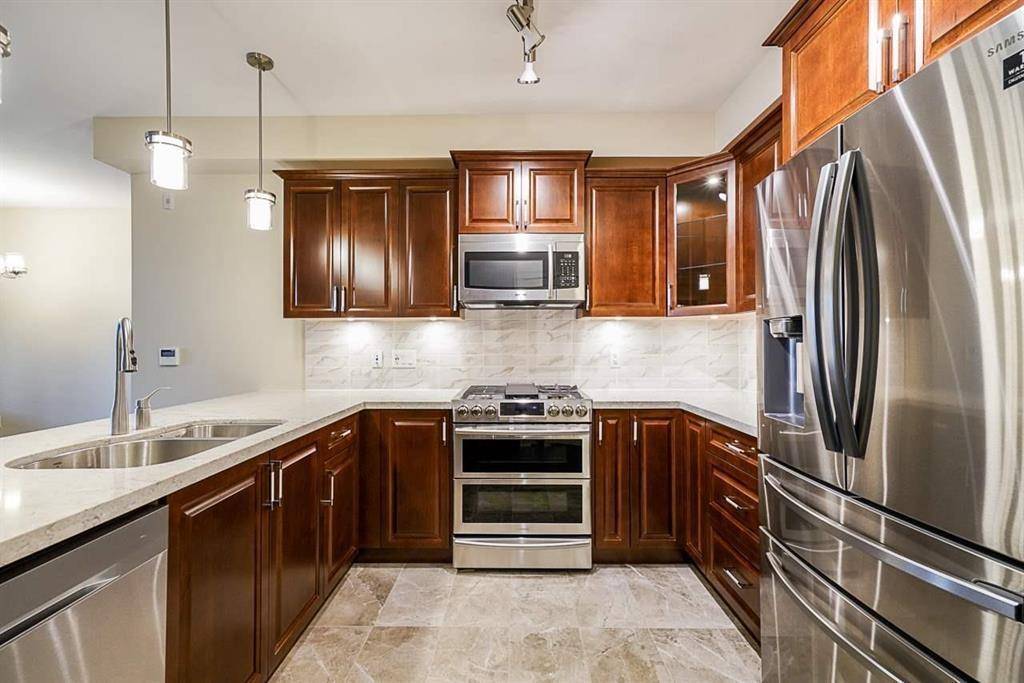 Surrey, BC V4P0H2,3535 146A #503