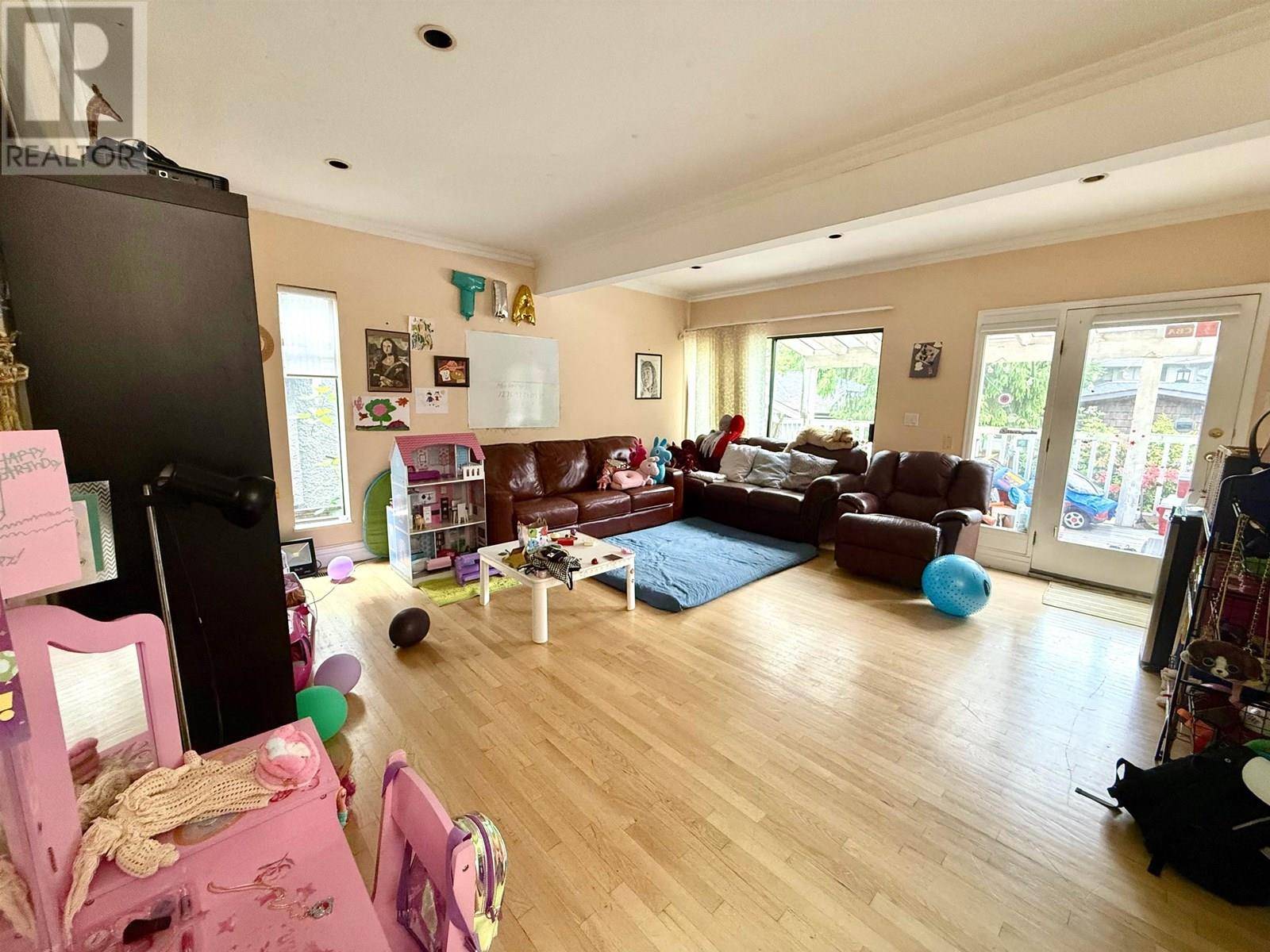 Vancouver, BC V6N2P5,2638 W 36TH AVENUE