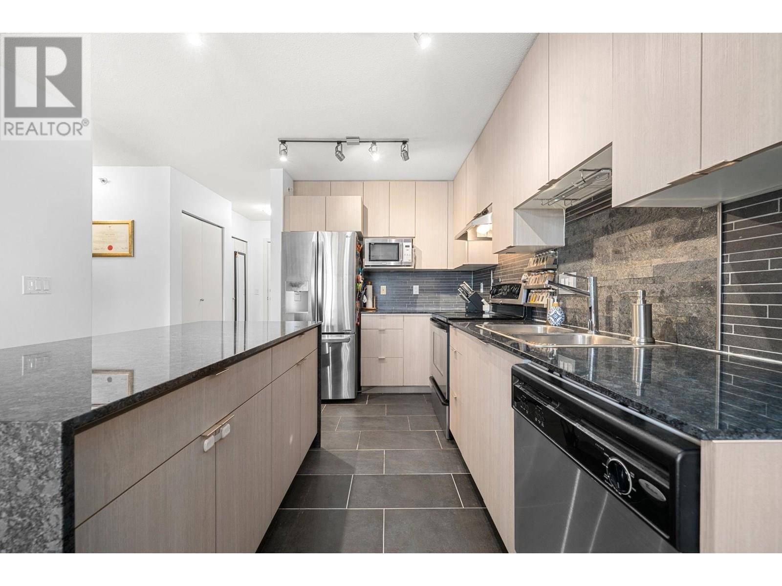 North Vancouver, BC V7P0A2,1633 MACKAY AVE #416