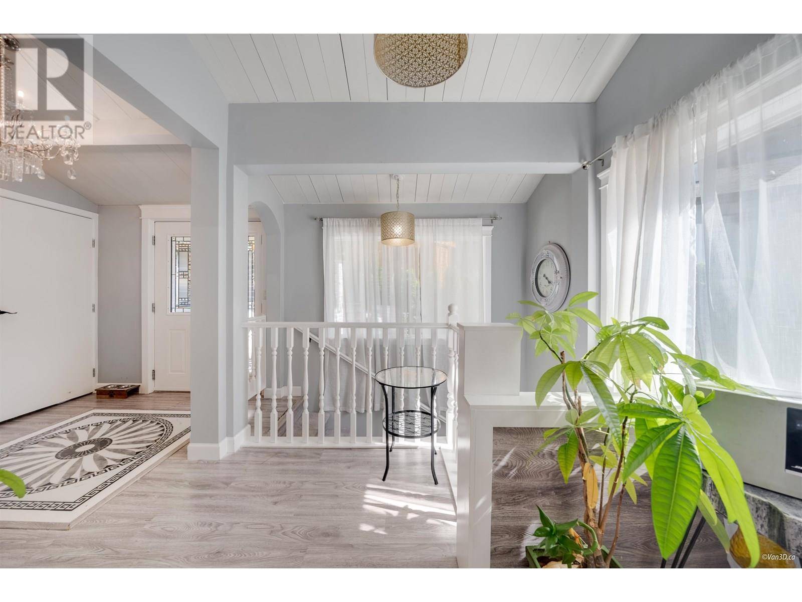 North Vancouver, BC V7R3B8,3870 EMERALD DRIVE
