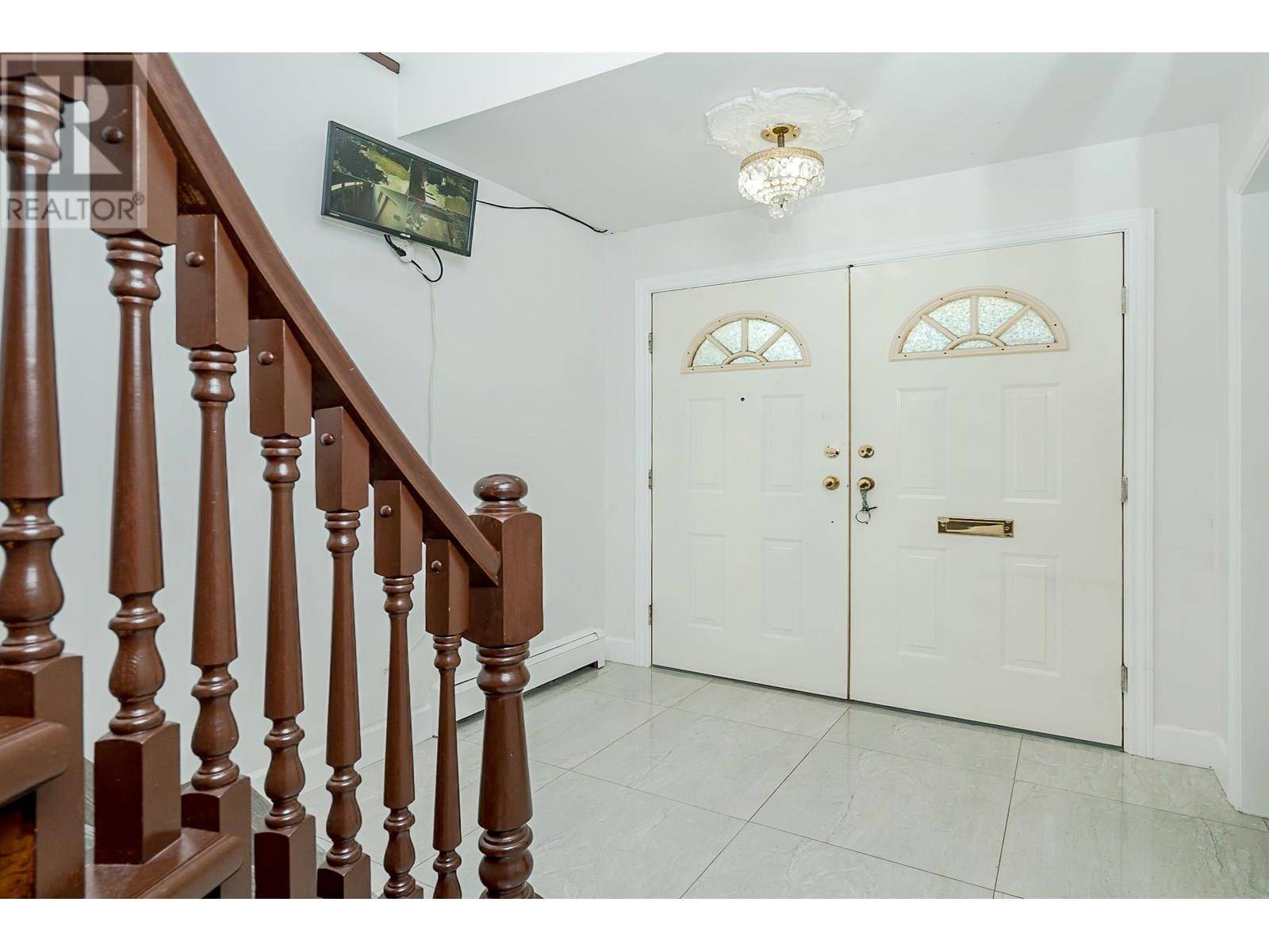 Vancouver, BC V5W3N2,6074 SHERBROOKE STREET