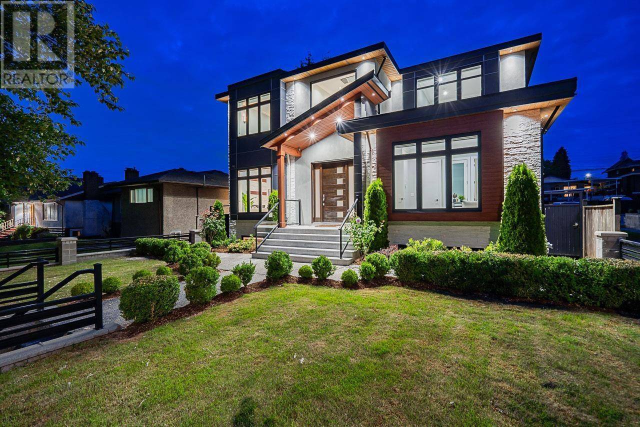 Burnaby, BC V3N2S7,8433 10TH AVENUE