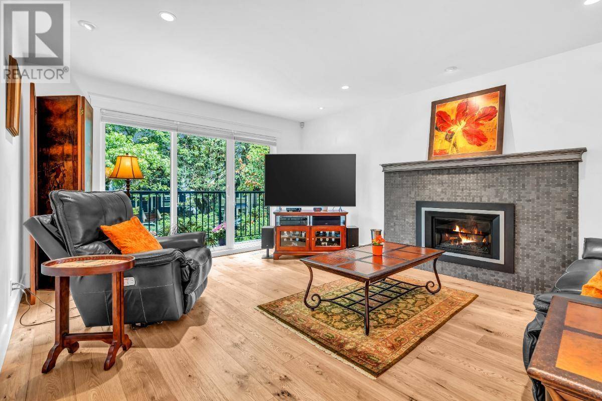 Vancouver, BC V5Z1V6,584 W 18TH AVENUE