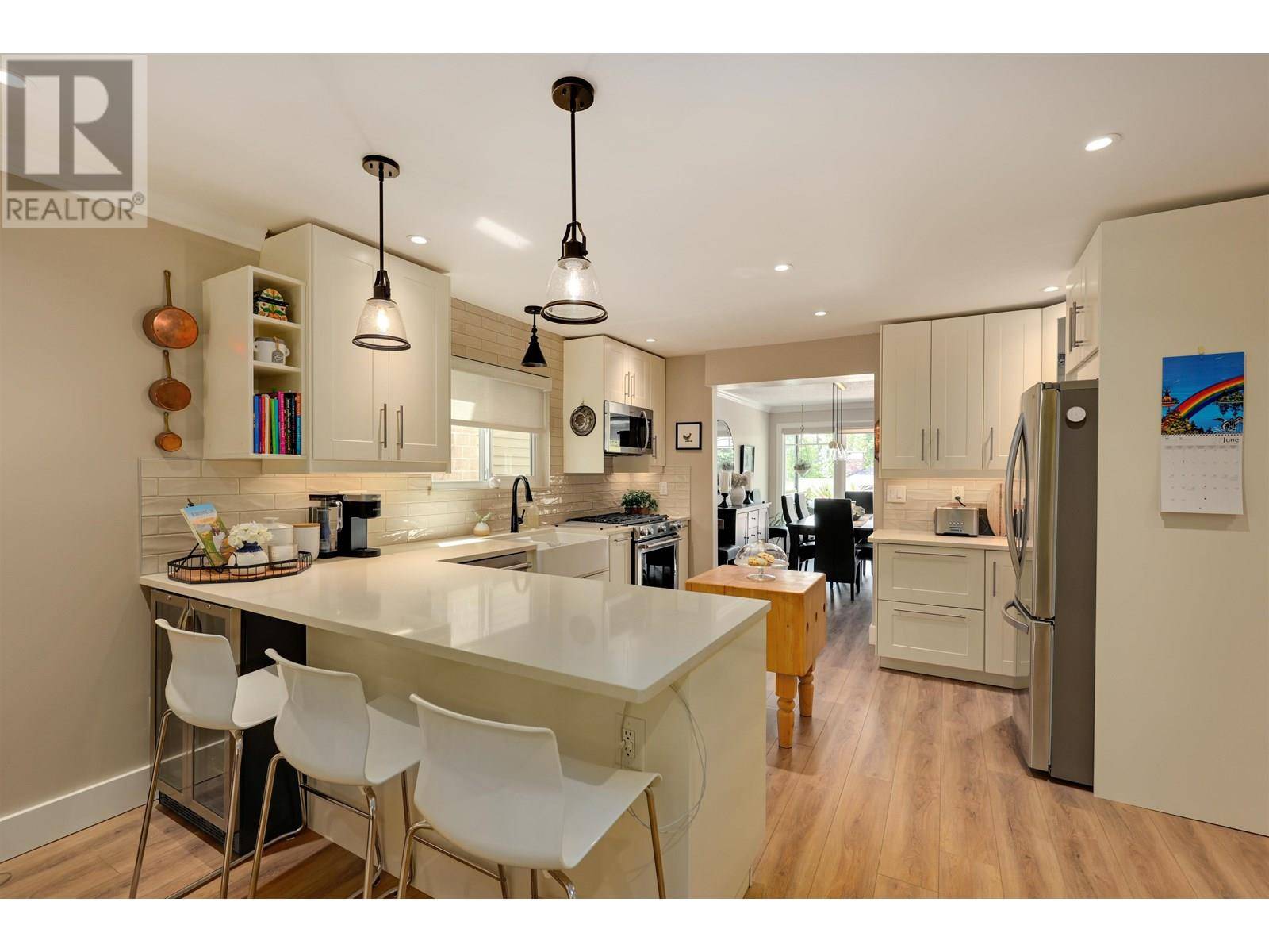North Vancouver, BC V7N3K8,3821 LONSDALE AVENUE