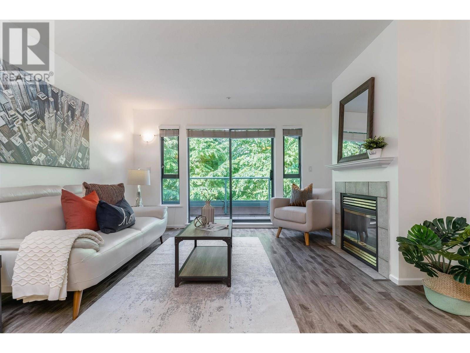 North Vancouver, BC V7J3V3,223 MOUNTAIN HWY #PH12