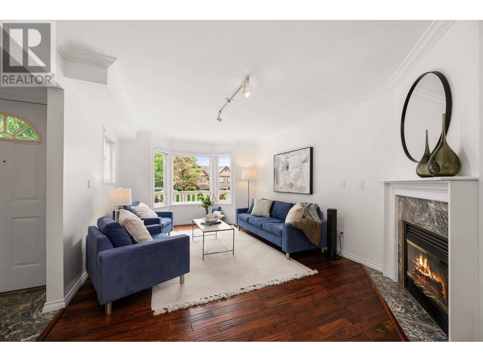 North Vancouver, BC V7L2E1,262 E 10 STREET