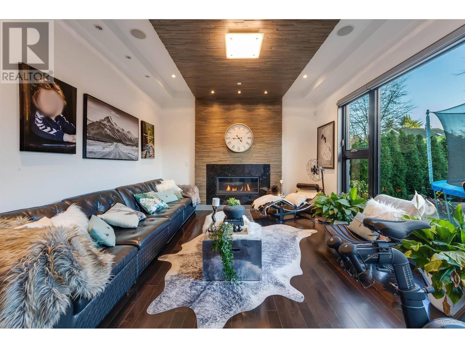 Vancouver, BC V6R1S4,4473 W 5TH AVENUE