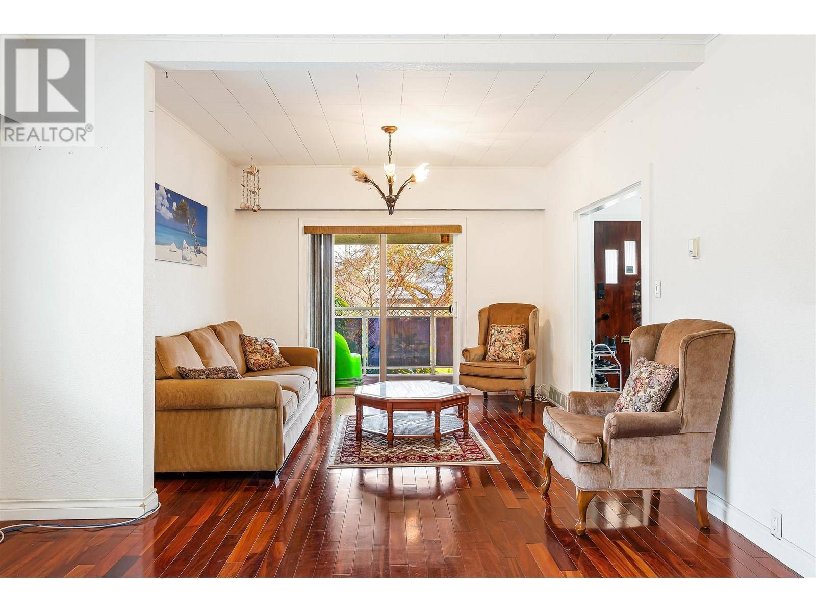 Vancouver, BC V5V1W3,1008 E 22ND AVENUE