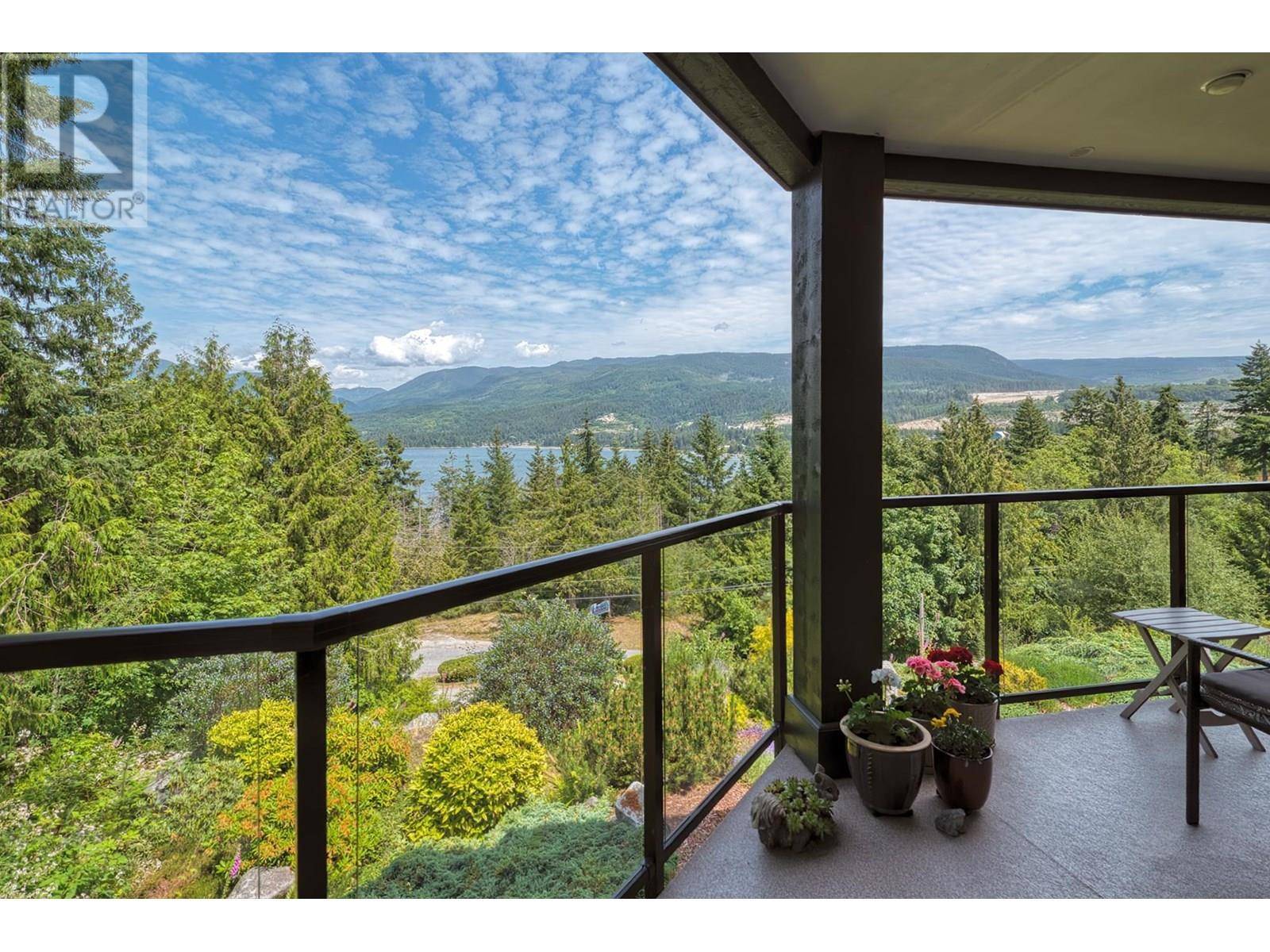 Sechelt, BC V7Z0K5,5780 TRAIL AVE #W201
