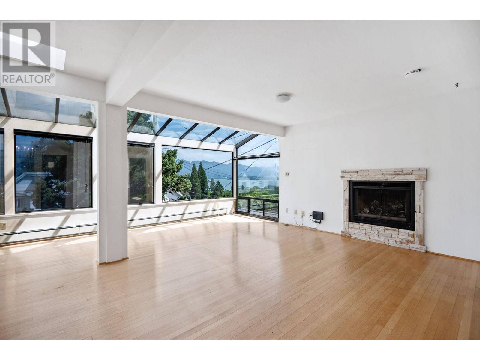 Vancouver, BC V6R1S4,4409 WEST 5TH AVENUE