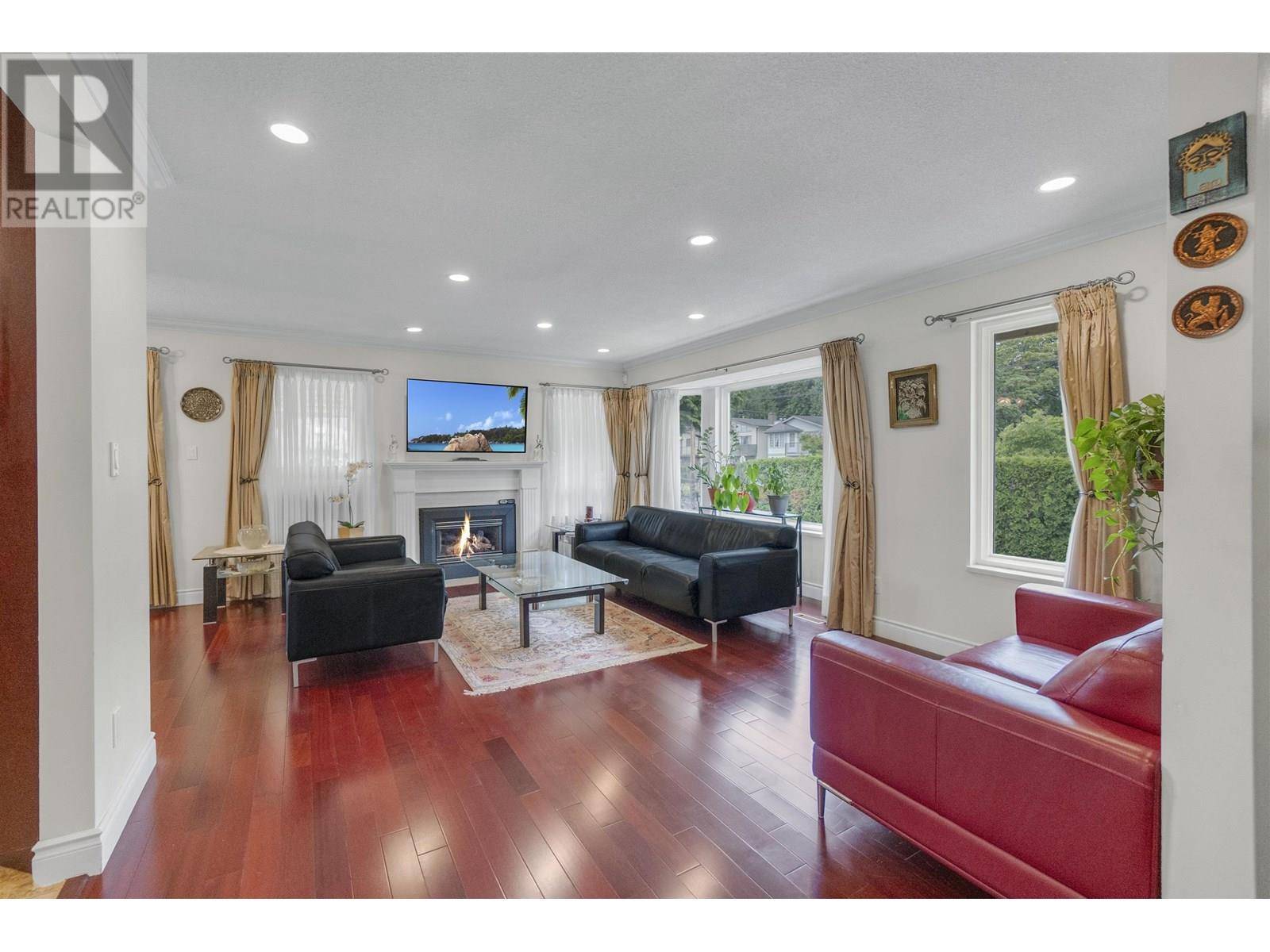North Vancouver, BC V7P1X2,1685 HOPE ROAD