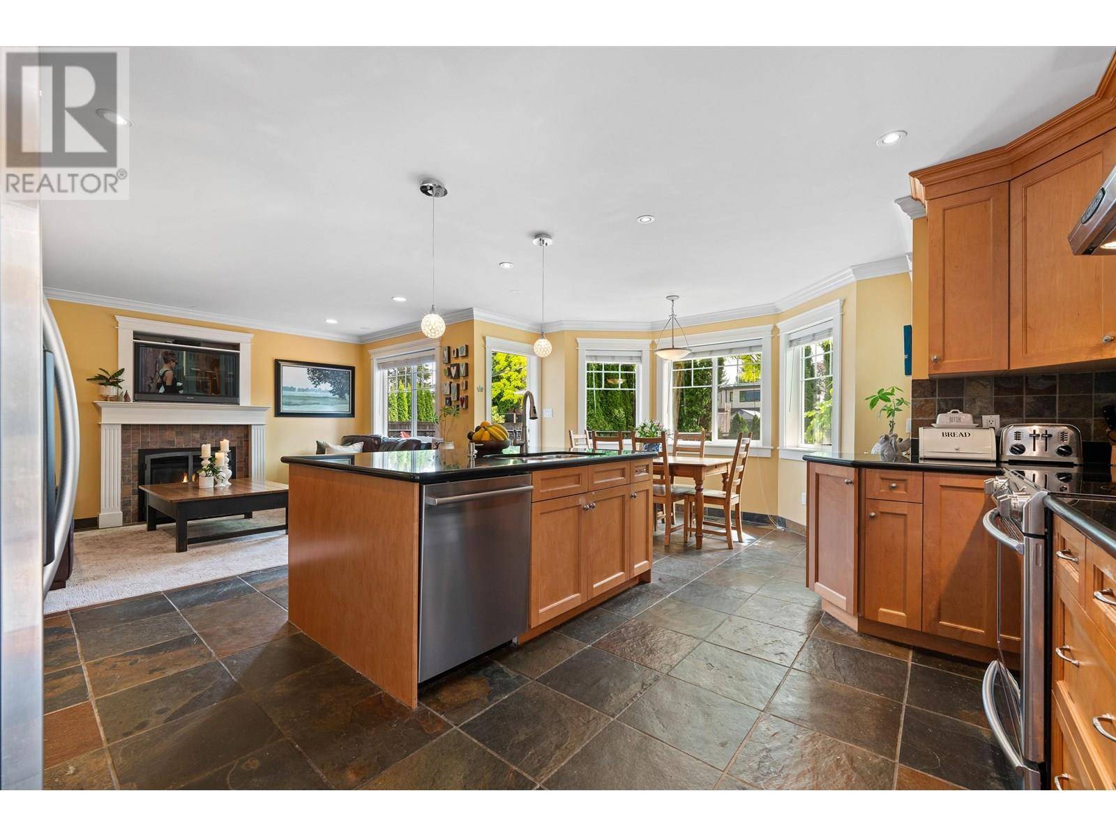 North Vancouver, BC V7L2G2,749 E 10TH STREET