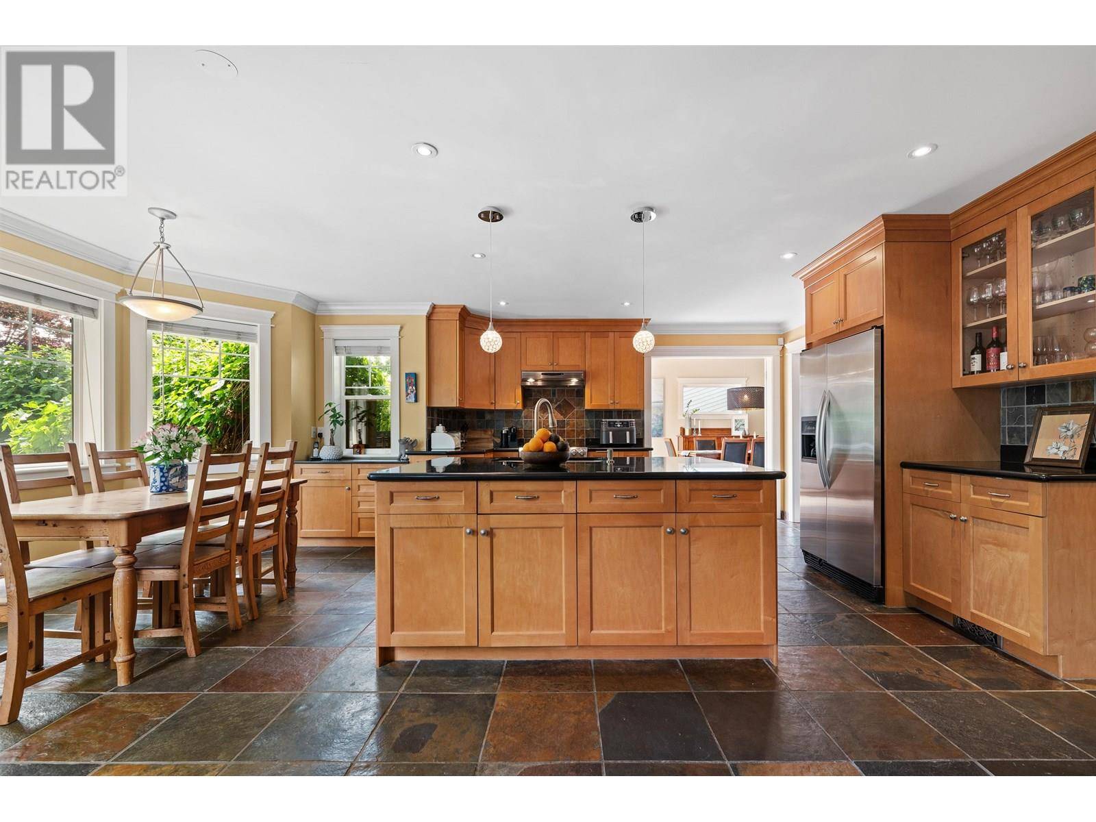 North Vancouver, BC V7L2G2,749 E 10TH STREET