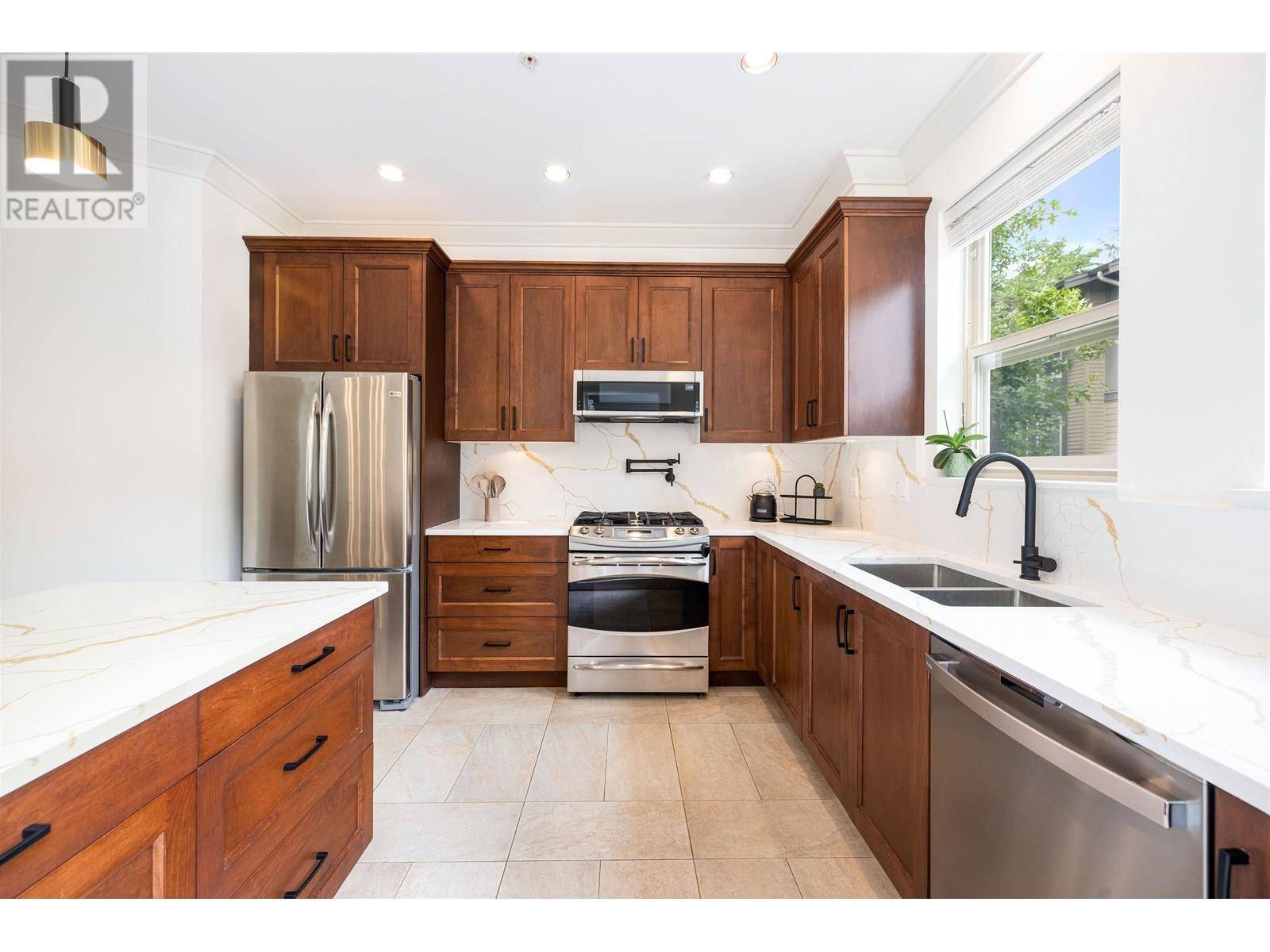 North Vancouver, BC V7J2G7,897 PREMIER ST #10