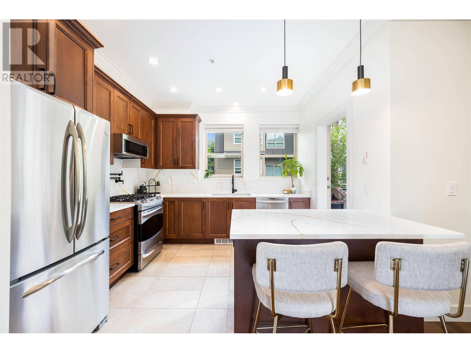North Vancouver, BC V7J2G7,897 PREMIER ST #10