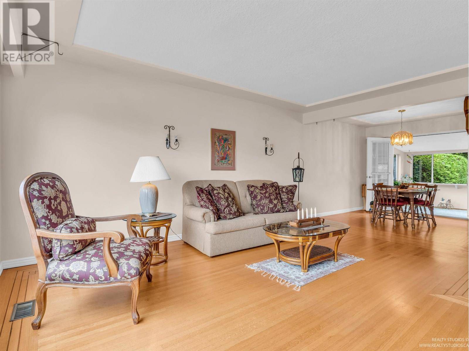 Coquitlam, BC V3J4B1,663 FAIRVIEW STREET