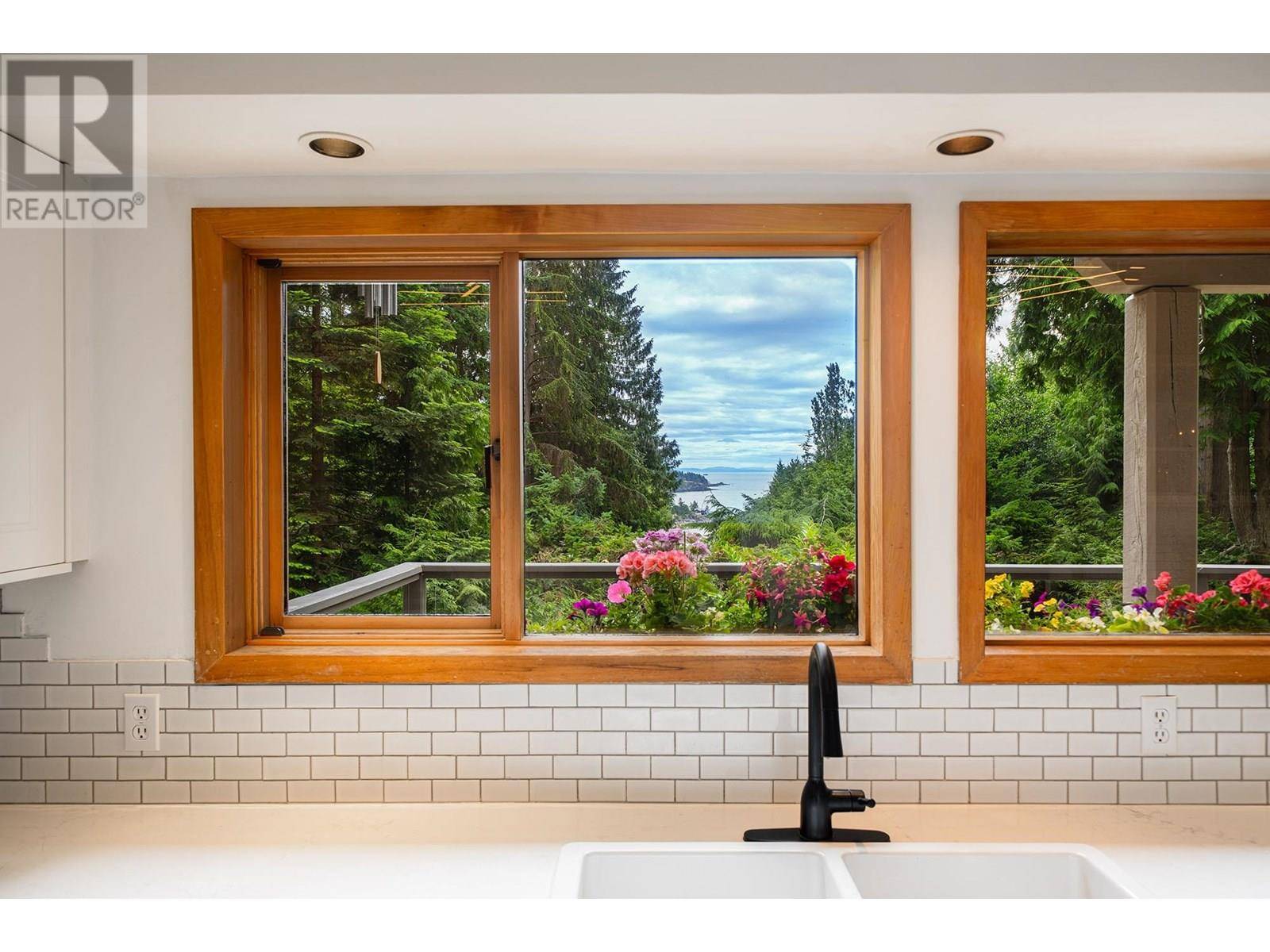 Bowen Island, BC V0N1G2,733 WINDJAMMER ROAD
