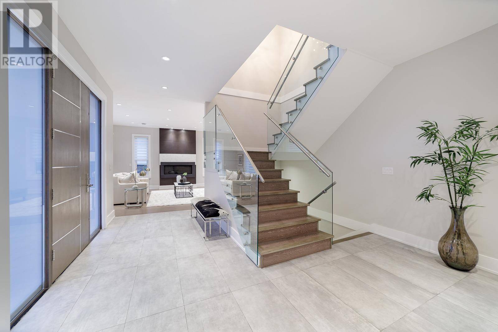 North Vancouver, BC V7N3A7,517 GRANADA CRESCENT
