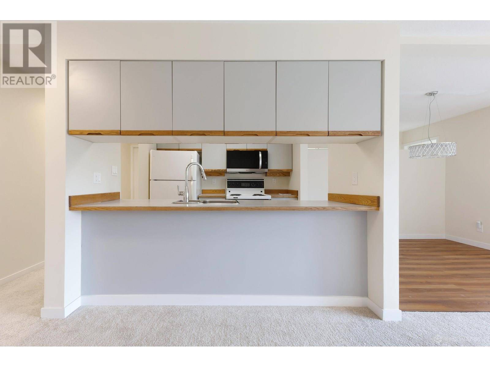 Burnaby, BC V5G4P4,3421 CURLE AVE #301
