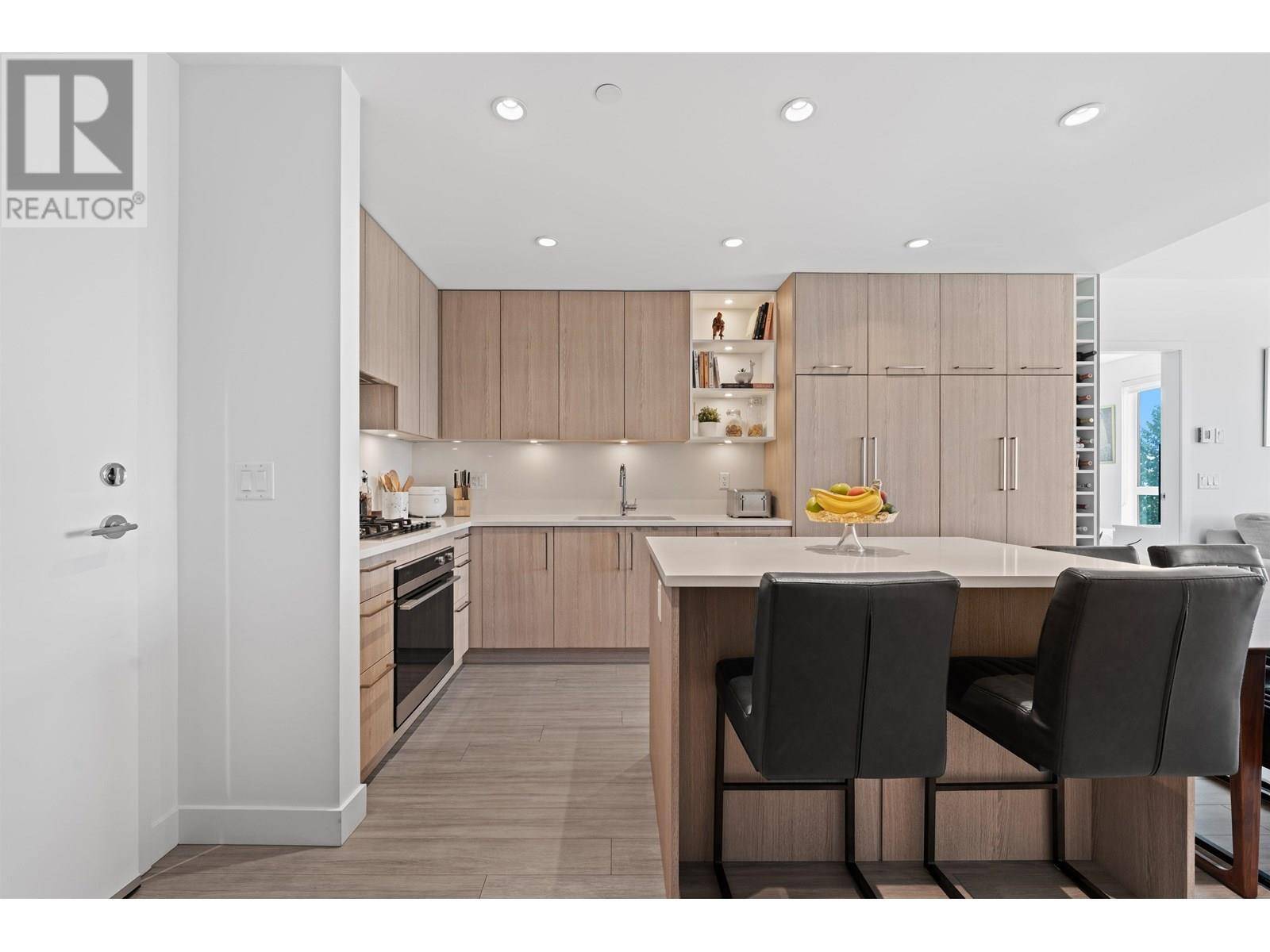 North Vancouver, BC V7L1G8,747 E 3RD ST #305