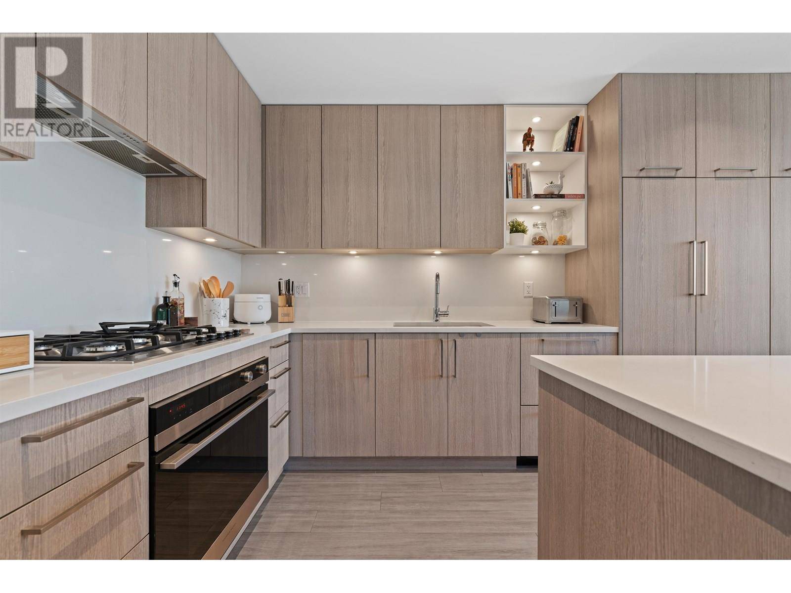 North Vancouver, BC V7L1G8,747 E 3RD ST #305