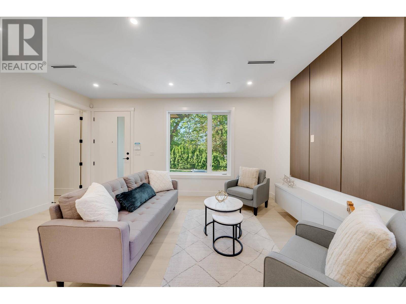 Vancouver, BC V6R1Z4,3836 West 8TH AVE #1