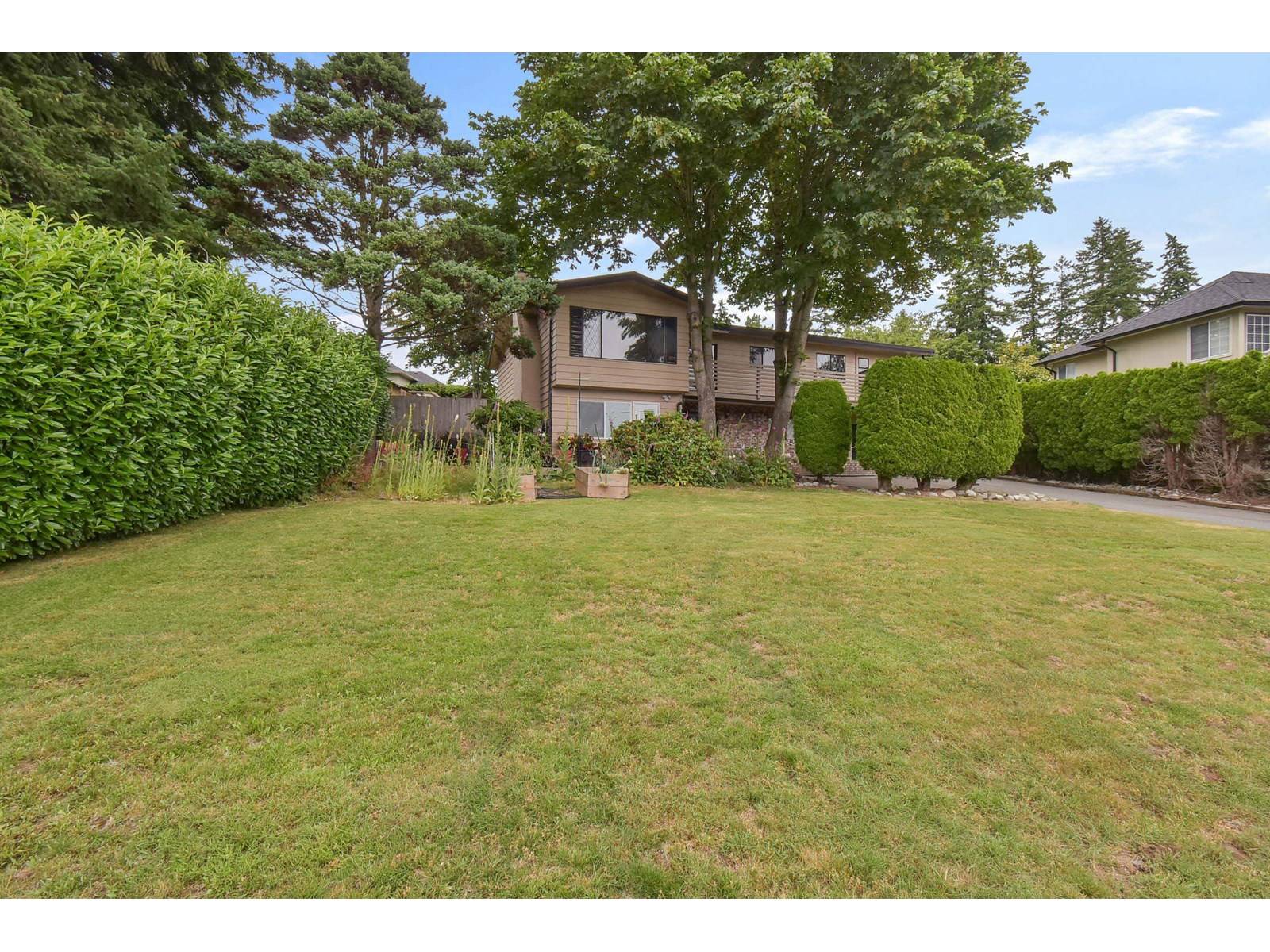 Surrey, BC V4N0L8,16633 78 AVENUE